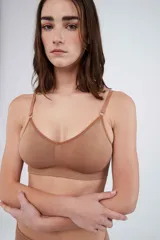 Soutien tipo bralette color beige, sin costuras y sin aro, con copas removibles. Confeccionado en microfibra, tiene breteles regulables y broche doble en la espalda con tres medidas.