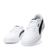 Championes urbanos Puma modelo Court Classic Clean, color blanco con la icónica franja lateral en negro. Presentan un diseño de corte bajo con suela de goma resistente y cierre de cordones.