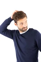 Sweater de punto negro con cuello redondo y textura acanalada en la zona de los hombros.