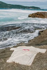 Remera oversize color crema con estampa central circular en color rojo que incluye el texto 'Chill Peel'. Presenta cuello redondo y mangas cortas con un ajuste holgado.