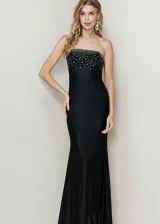 Vestido largo de fiesta color negro, con diseño strapless y ajuste al cuerpo. Presenta un detalle de pedrería brillante en la parte superior del busto y una falda con caída fluida.