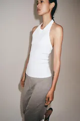 Top de cuello halter confeccionado en tejido rib con mezcla de algodón, de diseño ajustado y espalda descubierta.