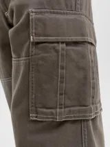 Pantalón cargo color marrón grisáceo, de corte recto, con bolsillos laterales con solapa y costuras decorativas en contraste de color blanco.