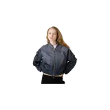 Campera bomber Eme Studios Hornet Gloam, color azul oscuro con efecto degradado. Cuenta con cierre frontal completo, cuello, puños y dobladillo en rib elástico, bolsillos laterales con solapa y un bolsillo utilitario con cierre en la manga izquierda. Incluye detalle de hebilla metálica en el cuello y parche bordado en la manga derecha.