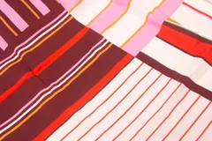 Pareo de viscosa con diseño a rayas verticales en tonos azul marino, azul claro, celeste, verde lima y blanco.