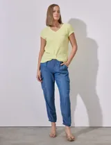 Remera color verde claro en tejido rib, con escote en V, manga corta y terminación anudada en el ruedo.