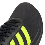 Championes Adidas Lite Racer 4.0 negros con detalles en amarillo limón.