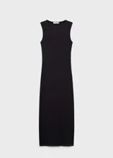 Vestido midi entallado de cuello redondo y sin mangas, confeccionado en tejido fluido con abertura en la parte posterior.