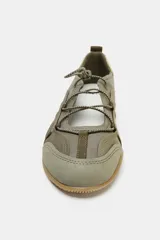 Zapato tipo bailarina deportiva color verde oliva con detalles en beige claro. Presenta cuerpo con contraste de materiales, sistema de ajuste elástico con tope fruncidor y suela de goma color caramelo.