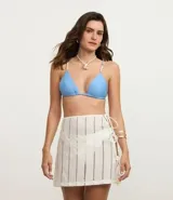 Minifalda de playa color crudo, con detalles de laise calado y ajuste lateral con lazos terminados en caracoles.