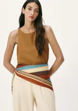 Musculosa de corte halter, color marrón, de diseño liso y elegante.