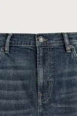 Jeans slim fit de color negro para hombre, con tiro medio, diseño de cinco bolsillos y cierre frontal con cremallera y botón.