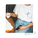 Remera blanca de algodón con cuello redondo y manga corta. Estampado pequeño en el pecho de un jugador de fútbol pateando la pelota.