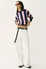 Sweater de punto con diseño de rayas verticales anchas en color azul marino y rosado, cuello redondo y mangas largas con puños ajustados.