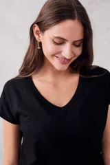 Remera de algodón flamé color blanco, con escote en V y mangas cortas. Presenta un diseño de calce al cuerpo con la textura irregular característica del tejido.