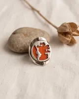 Anillo de plata 925 con diseño ovalado reversible y detalles de pasta de coral en tono naranja.