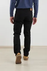 Pantalón de corte recto y estilo clásico, confeccionado en sarga de algodón con elastano. Cuenta con diseño de cinco bolsillos, cierre frontal con botón metálico y costuras reforzadas.