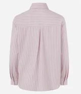 Camisa oversized de popelina de algodón, con diseño a rayas en tonos rosados y azules, cuello clásico, mangas largas con puños abotonados y cierre frontal de botones.