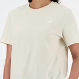 Remera color crema de algodón con logo pequeño de New Balance estampado en el pecho.