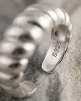 Anillo de plata 925 con diseño bombe, caracterizado por su forma redondeada y voluminosa.
