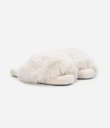 Pantufla abierta color blanco, con plataforma baja y recubierta de piel sintética.