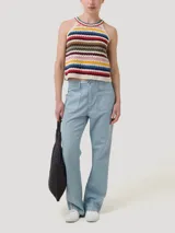 Musculosa tejida a crochet en algodón orgánico y lino, con diseño de rayas multicolor, cuello redondo y tirantes anchos.