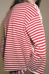 Camiseta rústica de algodón con diseño de rayas horizontales en azul marino y blanco, de corte oversize, cuello barco y manga larga.