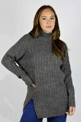 Sweater de punto color gris con textura acanalada, cuello alto y mangas largas holgadas. Cuenta con aberturas laterales en el dobladillo inferior.