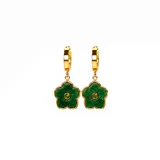 Caravanas de acero inoxidable con baño dorado, compuestas por un aro tipo argolla y un dije colgante en forma de flor de piedra natural verde con un pequeño cristal central.