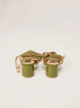 Sandalias de gamuza color bordó con taco bloque de charol, tiras con pespuntes artesanales en cuero y tira fina ajustable al tobillo.