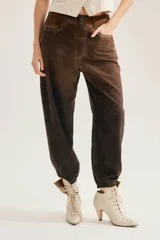 Jean slouchy marrón de tiro alto con silueta barrel relajada que se estrecha hacia los tobillos y textura de cuadros sutil.