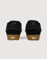 Championes Vans modelo Knu Skool, de estética inspirada en los años 90 con silueta voluminosa. Confeccionados en gamuza negra, presentan lengüeta y cuello acolchados, Sidestripe en diseño 3D y suela de goma color caramelo con patrón waffle.