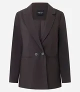 Blazer sastre de corte estructurado y recto, con estampado de rayas de tiza, cuello con solapa y cierre frontal con botones. Confeccionado en tejido con mezcla de poliéster y viscosa.
