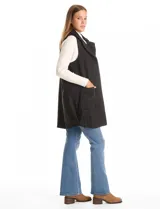 Chaleco largo de paño marca Barrington, color negro, con cuello solapa, cierre frontal con botones y bolsillos delanteros aplicados.