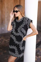 Remerón de lino y algodón color crema con bordado artesanal en hilo amarillo claro, de manga corta y corte recto.