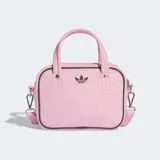 Bolso pequeño Adidas Adicolor XS de diseño estructurado en color rosado. Cuenta con doble asa superior, correa ajustable y desmontable para el hombro, cierre de cremallera y logo del trébol bordado en el frente.