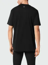 Camiseta negra de manga corta con cuello redondo, confeccionada en algodón. Presenta un estampado frontal con el logo de la marca, un smiley con rayos en los ojos y un dedo medio levantado, decorado con strass.