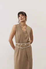 Vestido midi negro sin mangas, con cuello drapeado y diseño holgado.