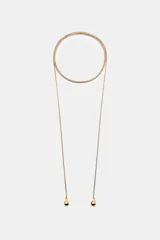 Collar largo metálico ajustable tipo cadena, de color dorado, con acabados en piezas colgantes con forma de gota.