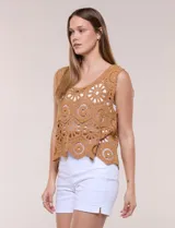 Top de crochet color beige, confeccionado en hilo de algodón con diseño calado de rosetones, escote redondo y silueta holgada sin mangas.