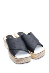 Zueco con plataforma de madera y capellada de cuero negro con textura croco.