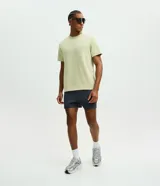 Remera deportiva de cuello redondo y manga corta, confeccionada con tecnología Dry para mayor transpirabilidad y control de la humedad. Presenta un diseño minimalista y funcional, ideal para actividades físicas.