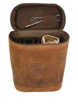 Mochila matera de cuero 100% natural color tostado, de diseño convertible con sistema ajustable para usar como mochila o bolso de hombro. Cuenta con compartimento principal con cierre, asa superior y detalles de la marca grabados en bajorrelieve.