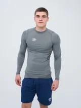Remera térmica de manga larga Umbro para hombre, de color gris, con diseño ajustado al cuerpo y cuello redondo. Cuenta con costuras planas para mayor comodidad y logo de la marca estampado en el pecho.