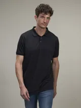 Chomba de piqué negra, de corte clásico, con cuello polo y tapeta de dos botones.