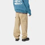 Pantalón de trabajo de corte recto y relajado, confeccionado en sarga Denison. Presenta doble capa de refuerzo en las rodillas, bolsillos utilitarios para herramientas, presilla para martillo y costuras reforzadas en zonas de alta tensión.