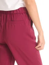 Pantalon de corte relajado color beige, con cintura plana en el frente y elástica en la parte posterior. Presenta pierna de corte recto, bolsillos laterales diagonales y bolsillos traseros simulados.