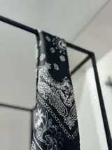 Pañuelo cuadrado negro con estampado de cachemira en blanco, de tela tipo seda.