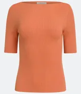 Blusa celeste de punto acanalado con cuello barco y mangas cortas.