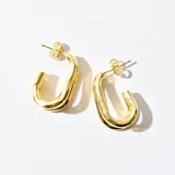 Aros tipo argolla gruesa color dorado, con cierre de tuerca.